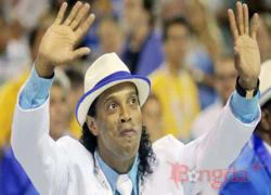 Ronaldinho mặt dày trảy hội