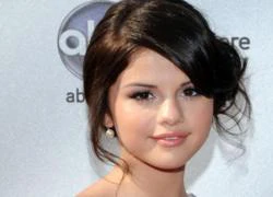 Selena Gomez khoe quà Valentine của "phi công trẻ"