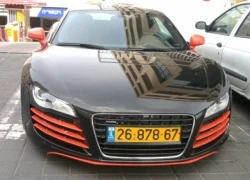 Siêu xe Audi R8 màu lạ xuống phố