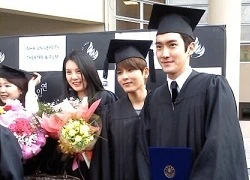 Siwon và Ryeowook (SuJu) khoe ảnh tốt nghiệp Đại học