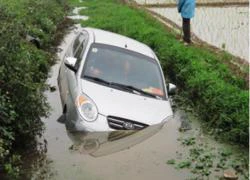 Thái Bình: Xế hộp chễm chệ giữa&#8230; mương