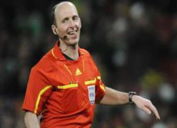 Trọng tài Mike Dean ăn mừng bàn thắng của Tottenham !?