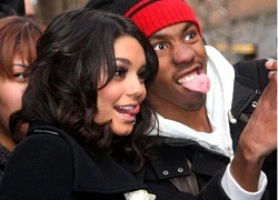 Vanessa Hudgens chụp ảnh nhí nhố với fan