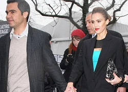 Vợ chồng Jessica Alba cùng sơn móng tay