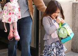 Bé Suri Cruise ngượng ngùng làm duyên