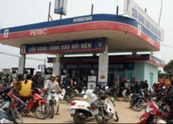 'Cây xăng bị bao vây treo biển Petec khống'