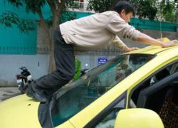 Chặn kẻ gây gổ, người đàn ông đu mình trên capo taxi