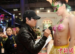 Cô dâu bán nude vẽ body painting