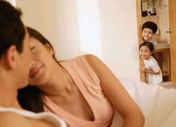 Đói làm liều, bố mẹ gieo rắc ám ảnh "sex" cho con