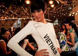 Hoàng Thùy tay trắng rời Top Model