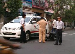 &#8220;Húc&#8221; vào taxi, nam thanh niên nguy kịch