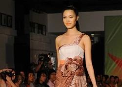 Thùy Dung dẫm phải váy nhiều lần khi catwalk