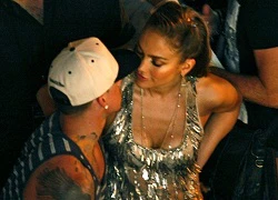 Jennifer Lopez say đắm hôn bồ trẻ