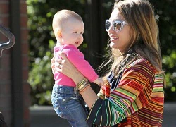 Jessica Alba và con gái rực rỡ trong nắng