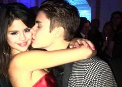 Justin đắm đuối hôn Selena trong ngày sinh nhật