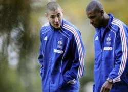 Không màn sắc áo, Karim Benzema vẫn hướng về "ông anh" Eric Abidal