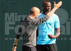 Mario Balotelli lại gây chuyện trên sân tập