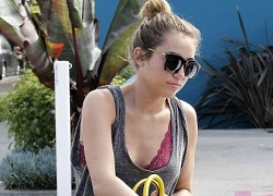 Miley Cyrus khoe nội y trên phố