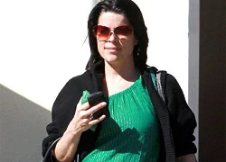 Neve Campbell bất ngờ lộ bụng bầu bự