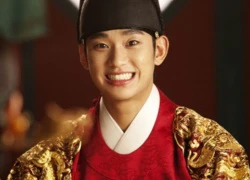 Quốc vương Kim Soo Hyun vô tình để lộ lông chân