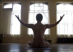 Quý ông 'phát sốt' với yoga nude toàn tập