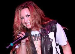 "Rocker" Demi Lovato hát rất sung nhưng... quên lời