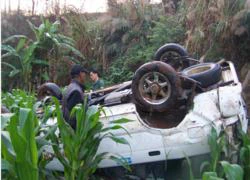 Taxi bay xuống vực, 8 người bị thương