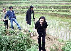 Thanh Lam lội ruộng mang gạo cho dân Hà Giang