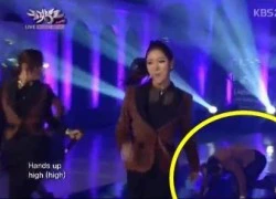 Thành viên girlgroup "rơi" khỏi màn hình do ngã khi đang hát