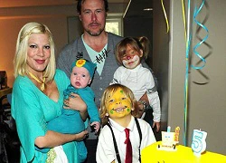 Tori Spelling mang bầu sau 2 tháng sinh con