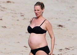 Uma Thurman khoe bụng bầu với bikini