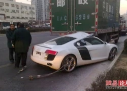 Vượt phải, siêu xe Audi R8 tông vào đuôi xe tải