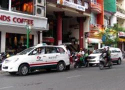 Xăng dầu đội giá, taxi thấp thỏm...xin tăng cước