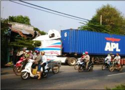 Xe container đâm tuốt vô nhà dân