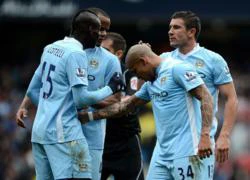 Balotelli bị cấm thi đấu đến 3 năm vì tội đánh Kolarov, Kompany và cả HLV Mancini