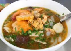 Bánh canh cua đông khách bên bờ kênh Nhiêu Lộc