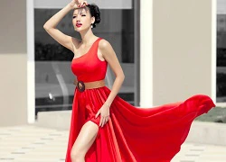 Bebe Phạm sexy với váy xẻ cao