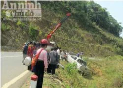 Chân mát ga xe sa xuống... vực