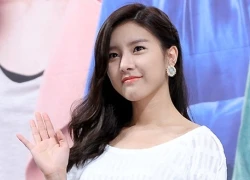 "Cháo" Kim So Eun dự họp báo với bàn tay "bất thường"