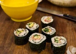 [Chế biến]- Sushi trứng hấp ngải cứu