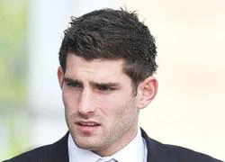 Ched Evans: Bồ ủng hộ, fan ném đá