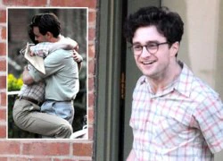 Daniel Radcliffe quặp chặt "trai lạ" trên phim trường