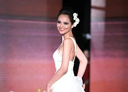 Diễm Hương lộng lẫy trên sàn catwalk