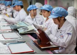 Foxconn hứa giảm giờ làm và tăng lương cho công nhân