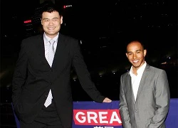 Hamilton &#8216;tí hon&#8217; bên cạnh chàng kều Yao Ming