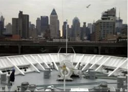 Hậu duệ Titanic cập cảng New York an toàn