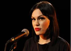 Jessie J ăn vận lôi thôi lên sân khấu