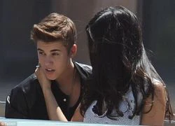 Justin Bieber tình tứ với cô nàng cực giống Selena