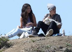 Justin và Selena rủ nhau đi picnic trên đồi