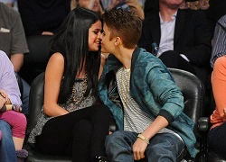 Justin vô tư &#8220;khóa môi&#8221; Selena ngay cạnh fan nhí